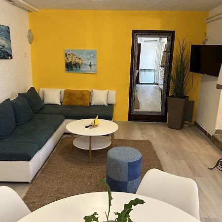 Peaceful Apartment With Patio Ровин Екстериор снимка