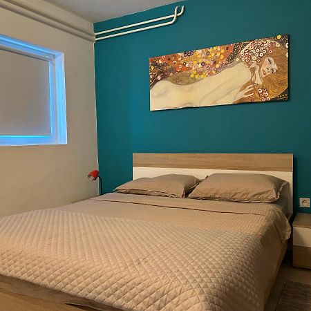 Peaceful Apartment With Patio Ровин Екстериор снимка