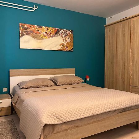 Peaceful Apartment With Patio Ровин Екстериор снимка