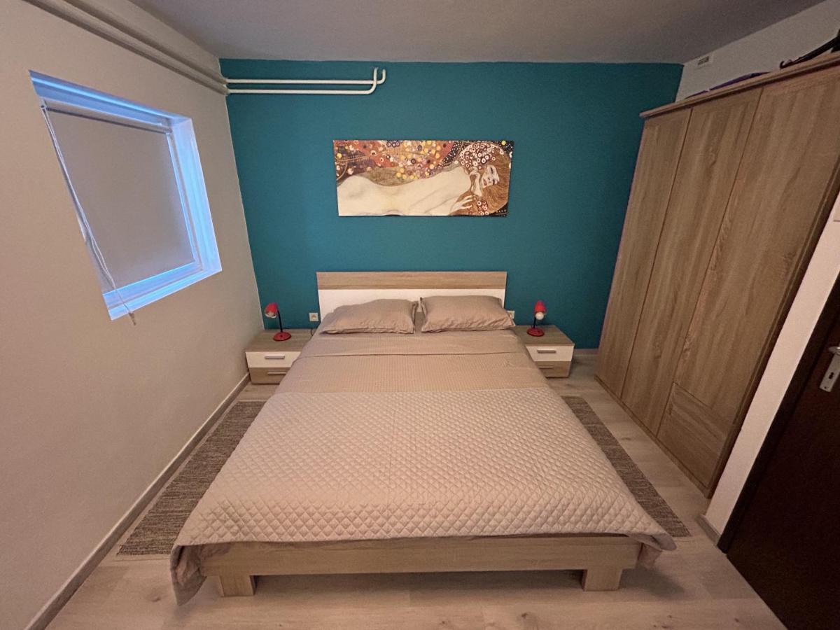 Peaceful Apartment With Patio Ровин Екстериор снимка