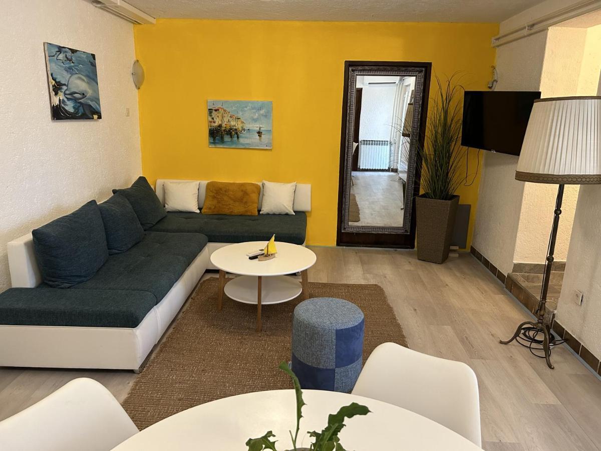 Peaceful Apartment With Patio Ровин Екстериор снимка