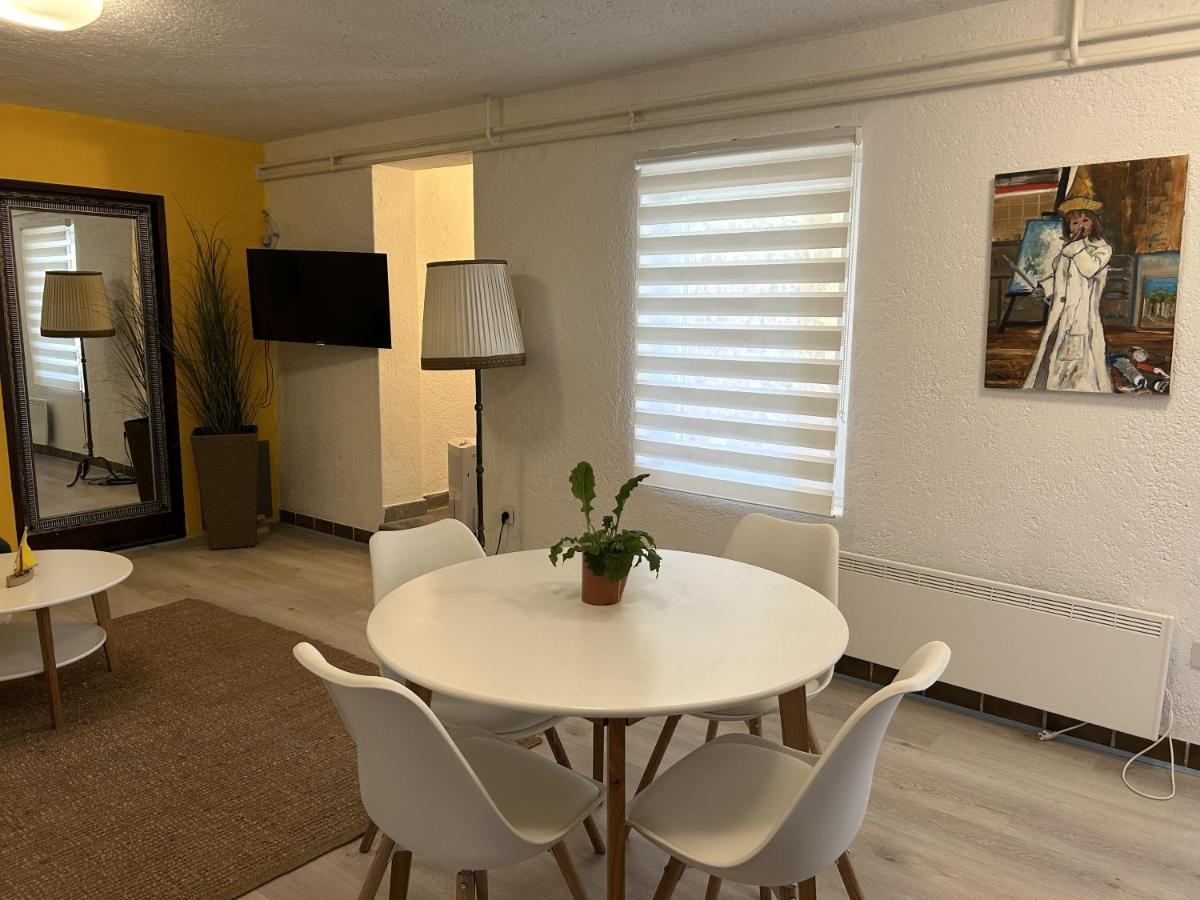 Peaceful Apartment With Patio Ровин Екстериор снимка
