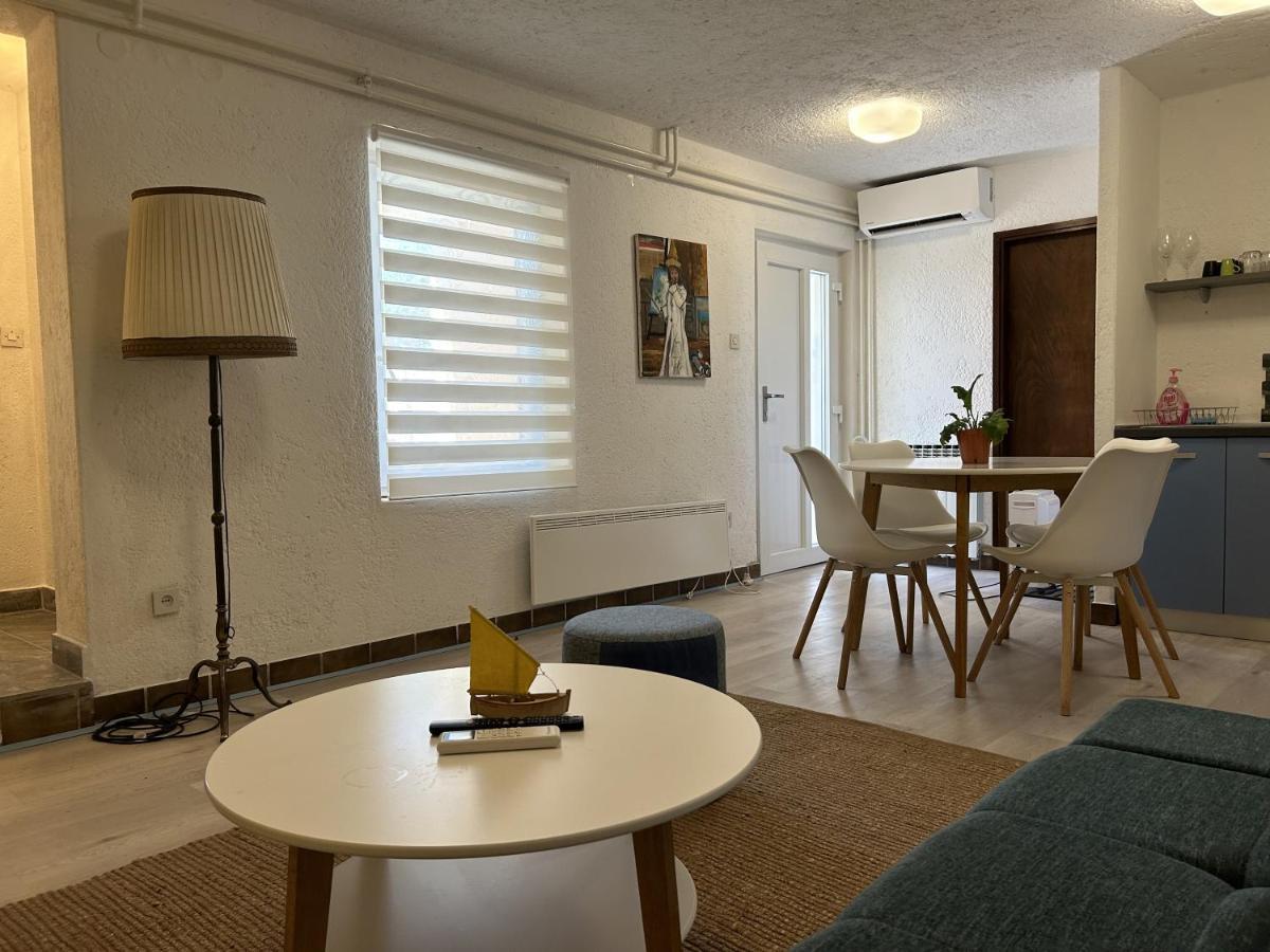 Peaceful Apartment With Patio Ровин Екстериор снимка