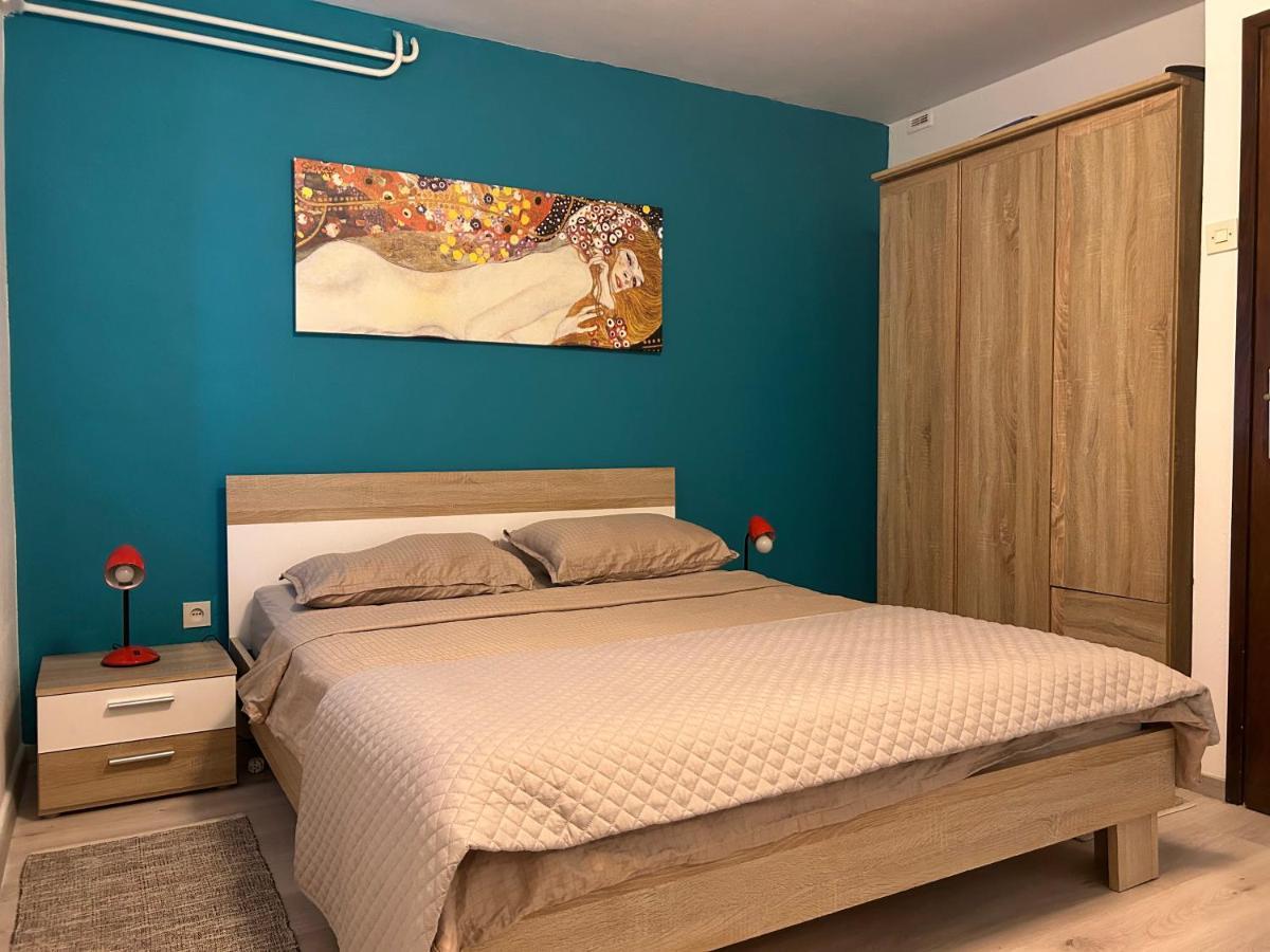 Peaceful Apartment With Patio Ровин Екстериор снимка