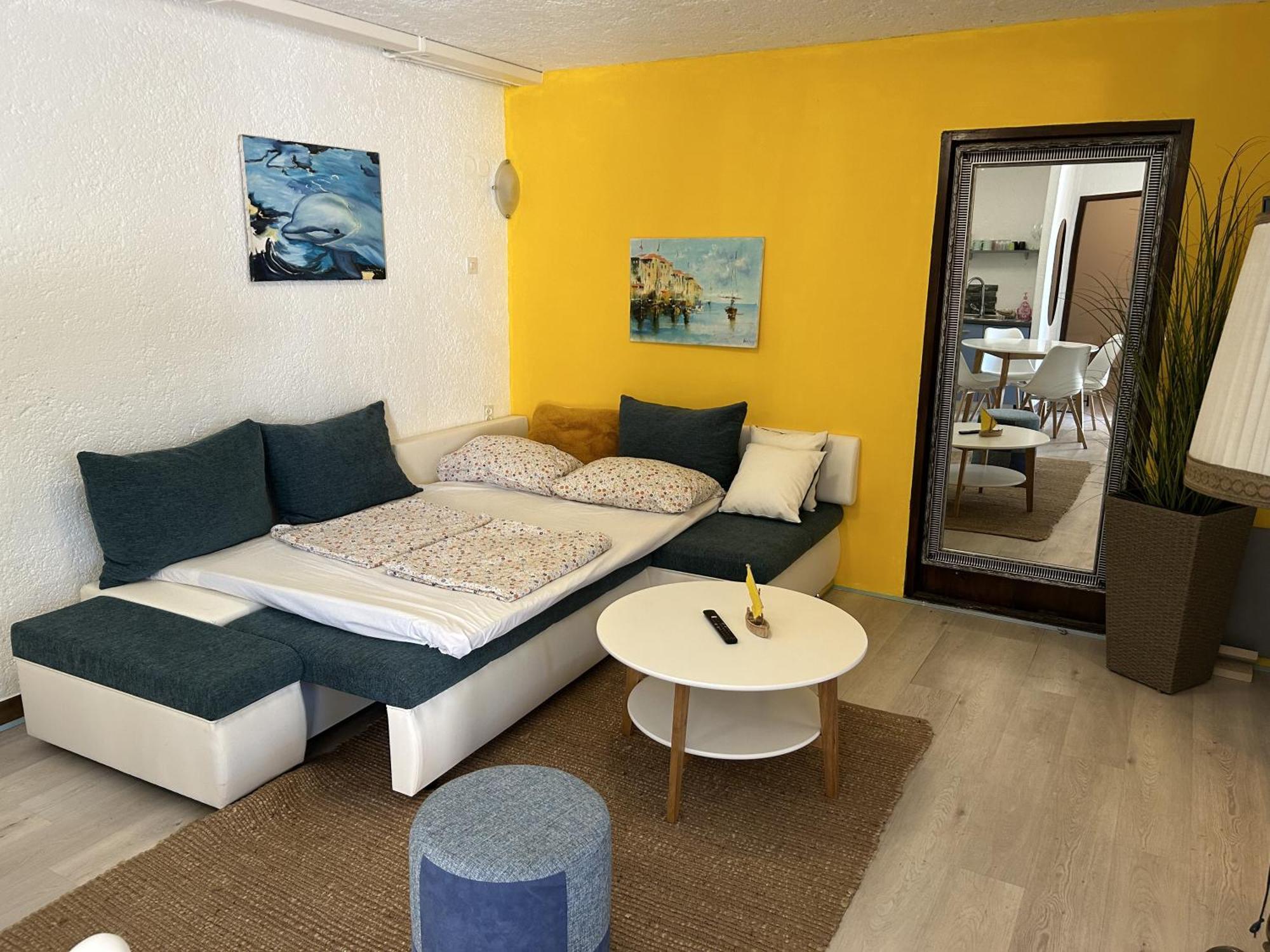 Peaceful Apartment With Patio Ровин Екстериор снимка